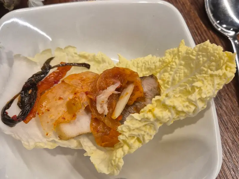 수육, 김치, 야채의 조화