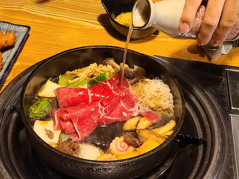 스키야키에 육수를 붓는 모습