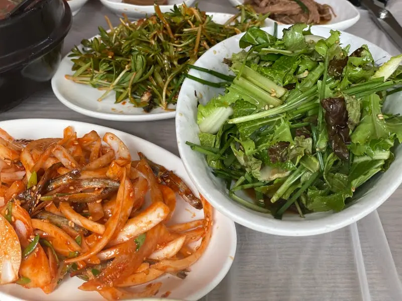 다양한 밑반찬의 모습