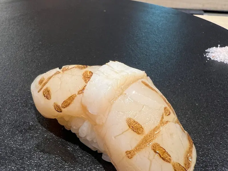 정성이 가득 담긴 스시 한 점