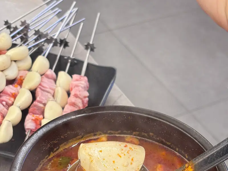 순두부찌개와 꼬치의 조합