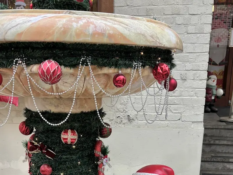 크리스마스 장식으로 꾸며진 분수대