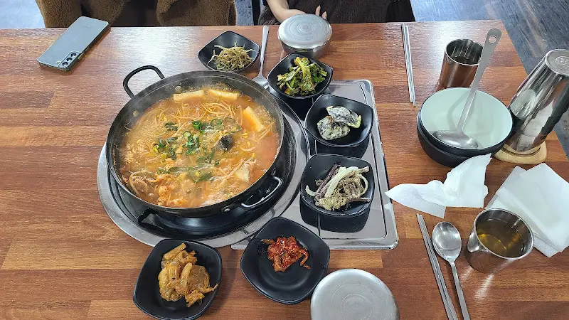 탕과 다양한 반찬이 놓인 테이블