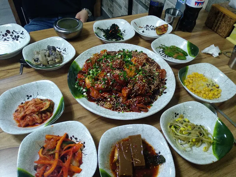 철이네찜닭 밑반찬과 찜닭 한 상 차림