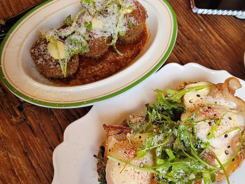 아란치니와 에그 베네딕트