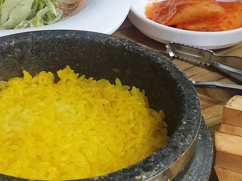 돌솥밥과 샐러드, 김치