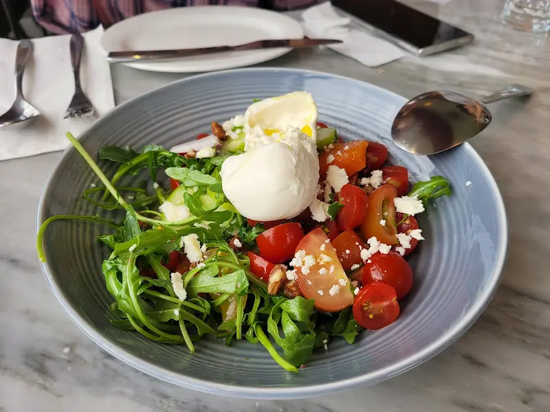 부라타 치즈 샐러드