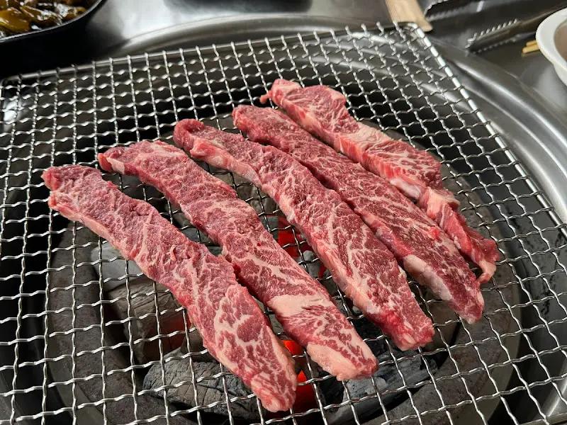 숯불 위에서 익어가는 진갈비살