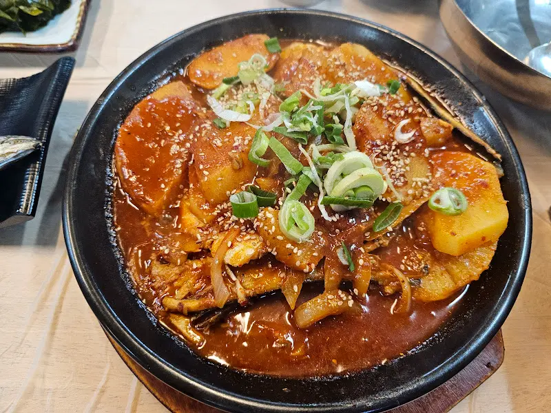 매콤한 양념이 푹 배어든 갈치조림