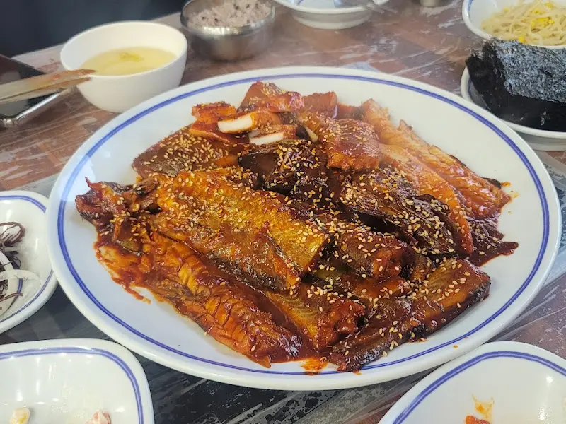 코다리찜과 함께 제공되는 다양한 밑반찬들