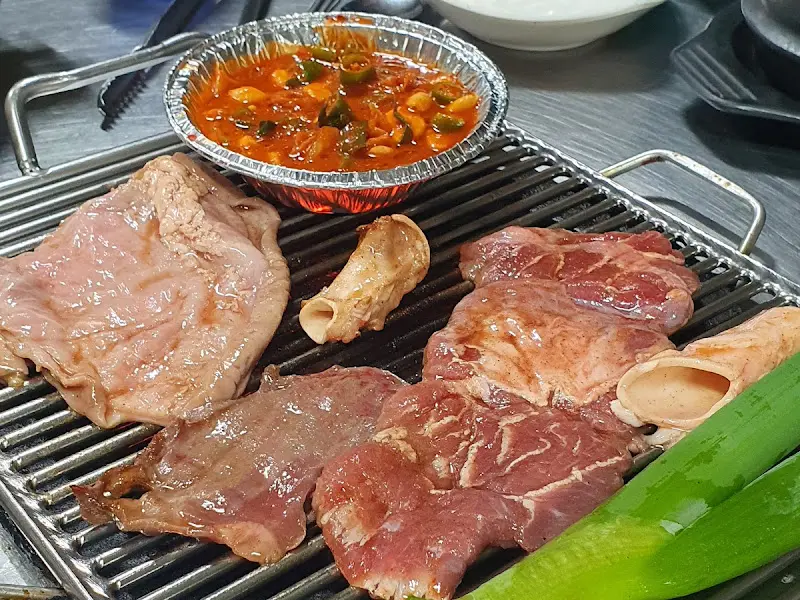 불판 위의 다양한 부속 구이