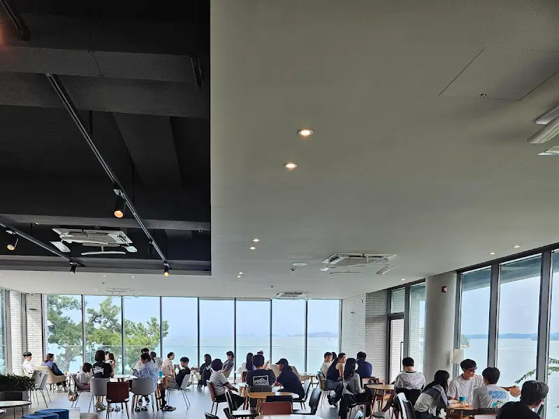 많은 사람들로 붐비는 카페 내부