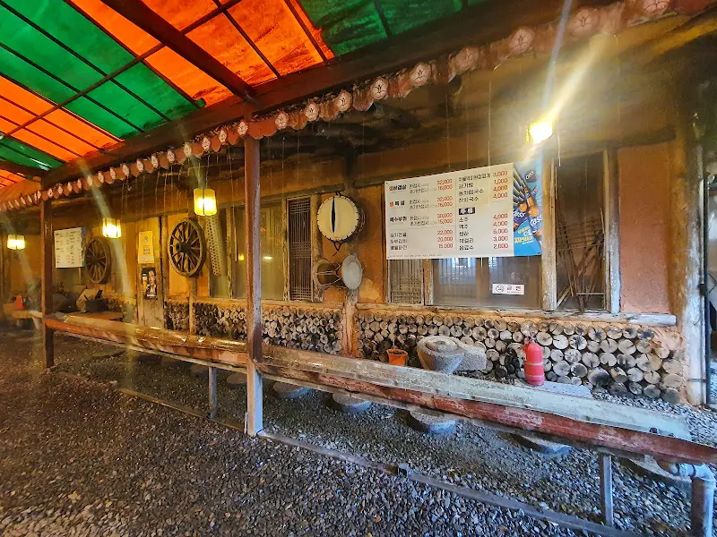 옛스러운 분위기가 느껴지는 식당 내부