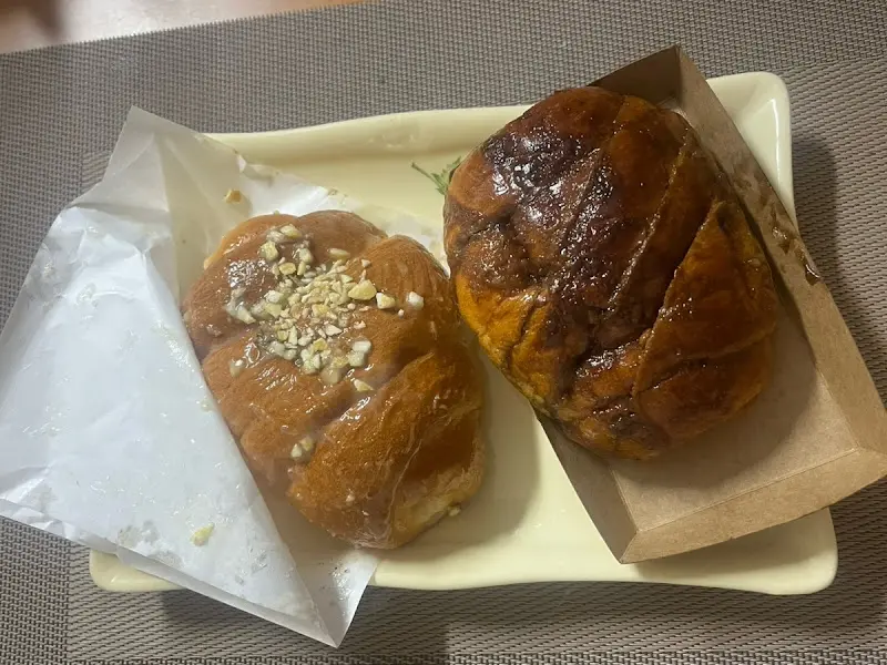 흑마늘 소금빵과 마늘 소금빵