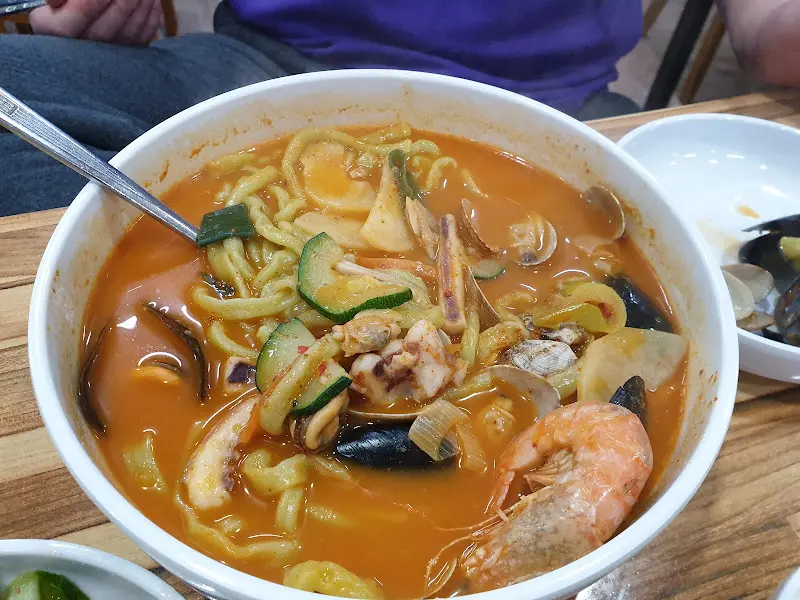 해산물이 듬뿍 들어간 얼큰 칼국수