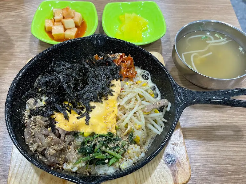 무쇠 팬에 담겨 나온 볶음밥