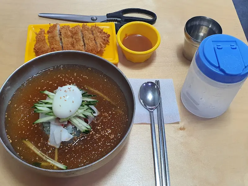 육쌈비빔냉면과 돈까스 전체샷
