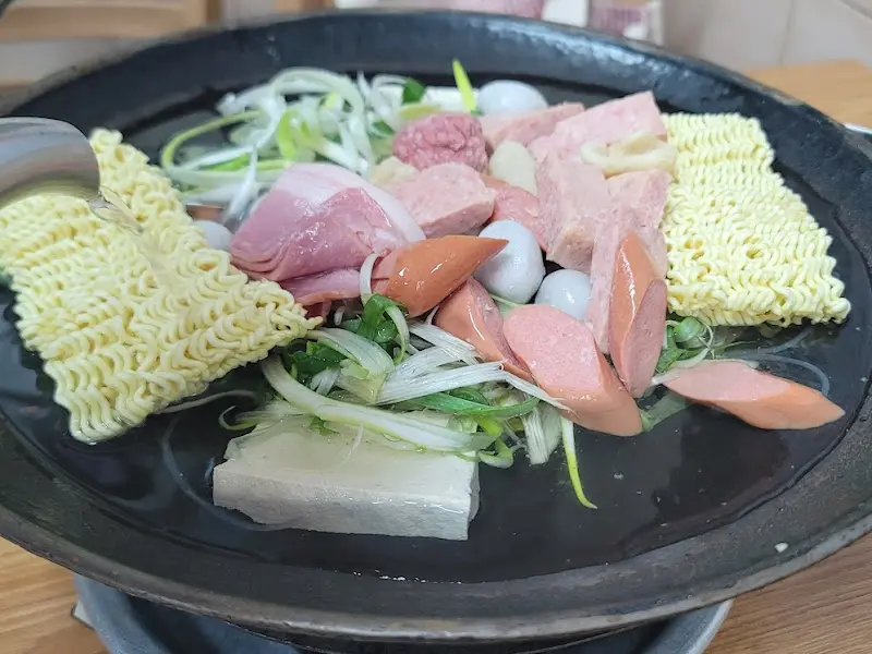 끓기 전 부대찌개