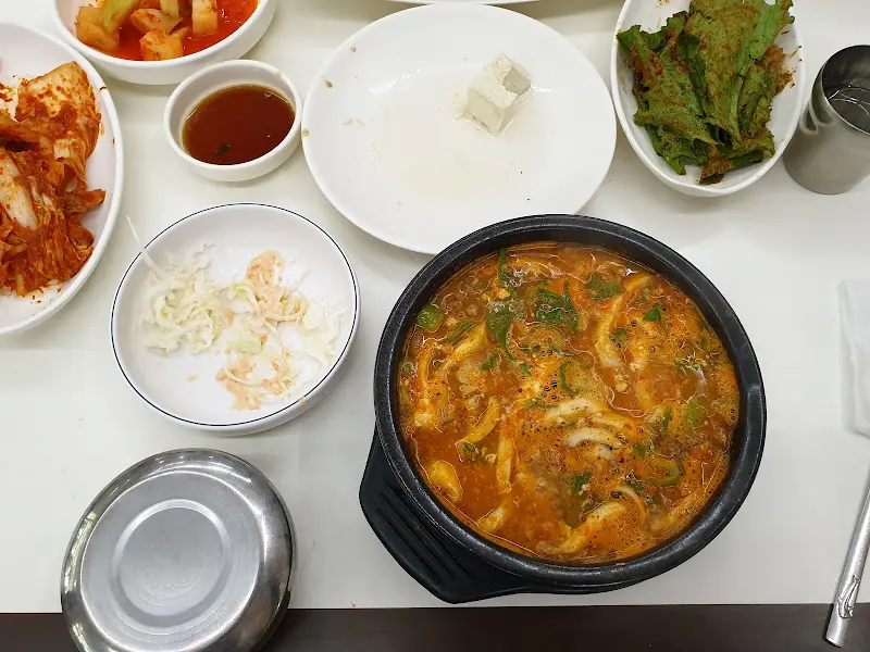 순두부 찌개와 반찬