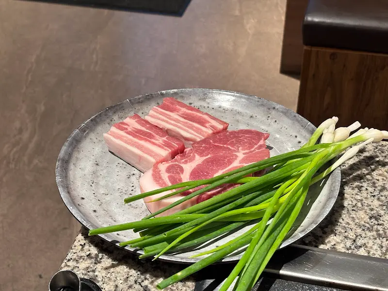 고기와 쪽파 플레이팅