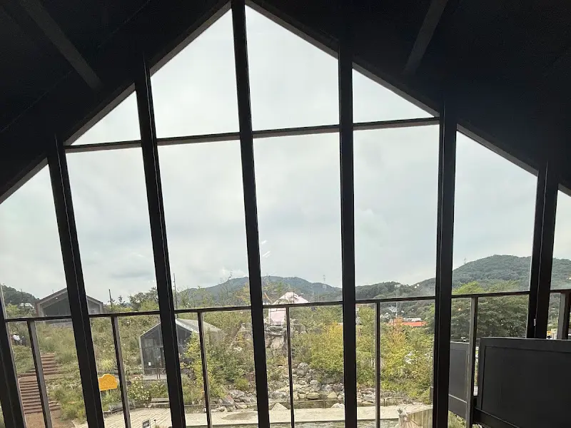 카페 내부 창문