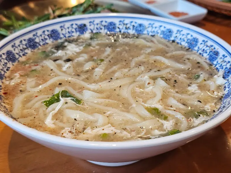 뽀얀 칼국수 국물의 깊은 맛