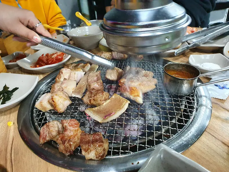 구워진 흑돼지 근고기 근접샷