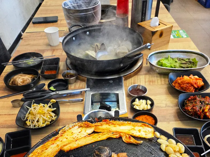 솥삼조 과천지정타점 내부