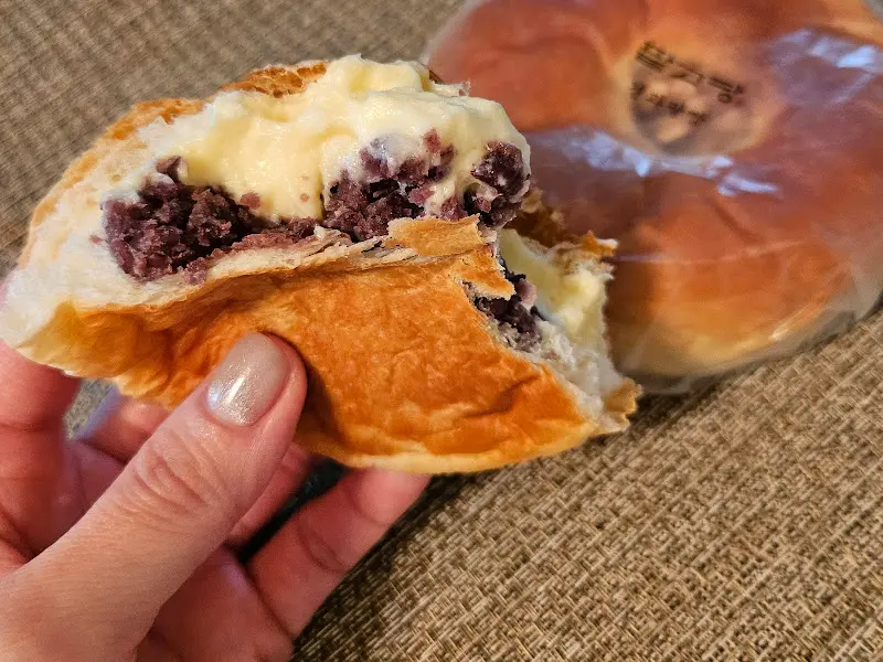 우유 크림 팥빵의 단면