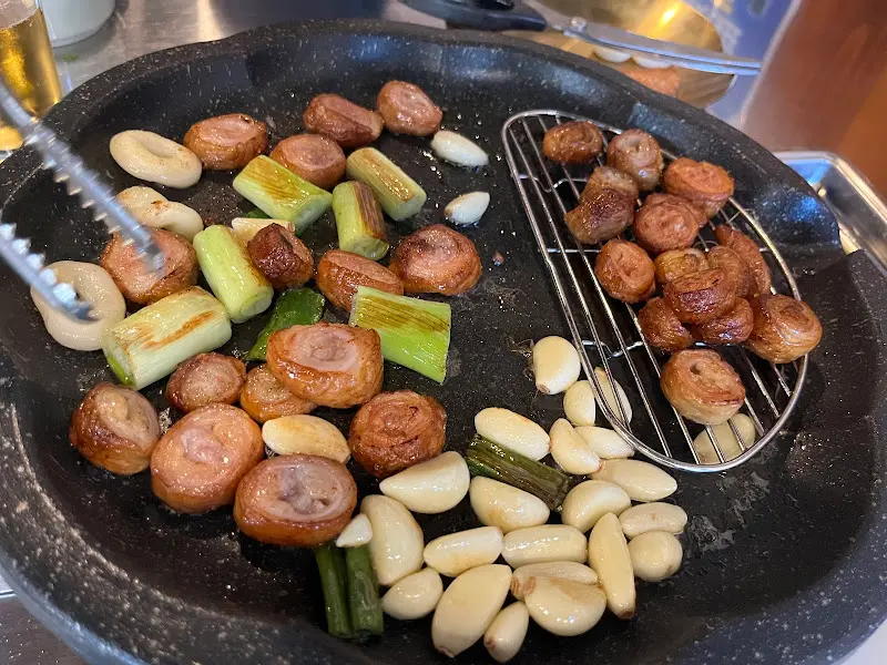 노릇하게 구워진 막창과 대파, 마늘