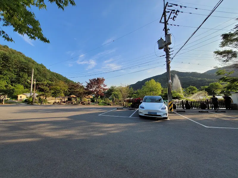 넓은 주차장의 모습