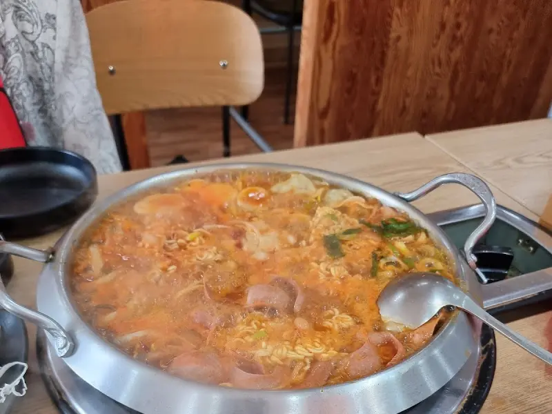 보글보글 끓고 있는 부대찌개