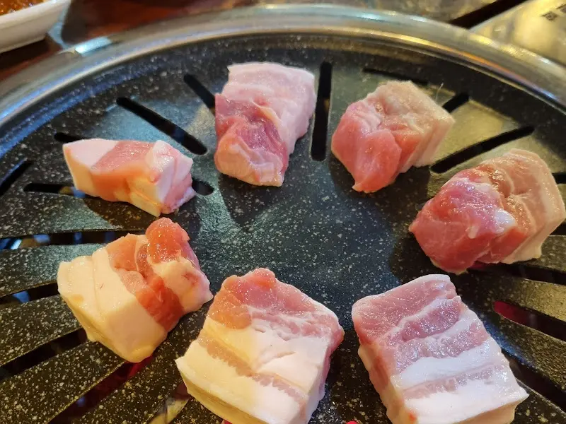 불판 위에서 익어가는 큐브 삼겹살