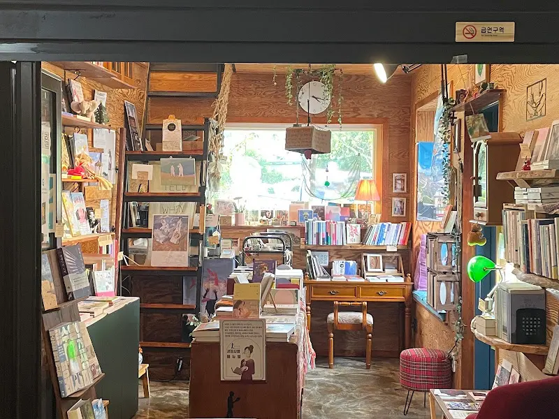 카페 내부 서점의 아늑한 모습