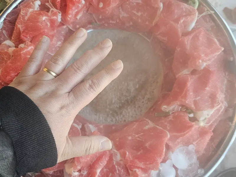 고기를 넣고 샤브샤브를 즐기는 모습