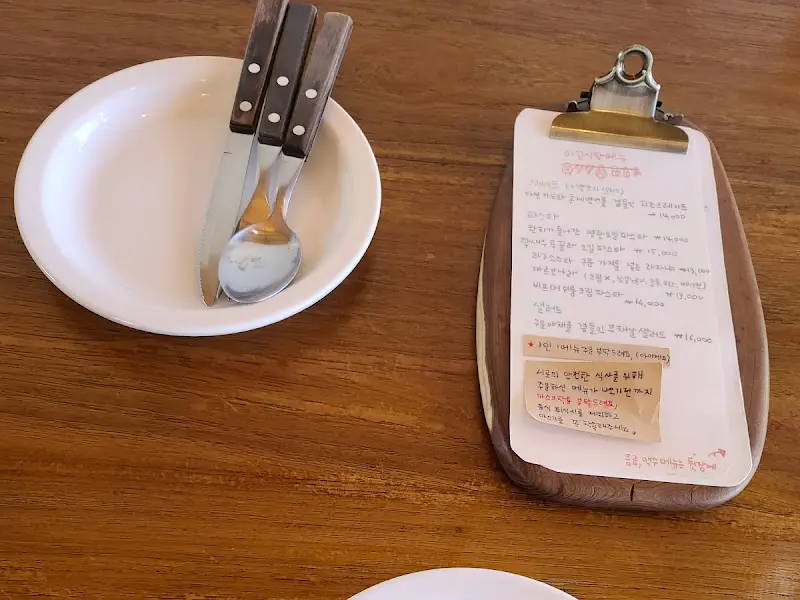 깔끔하게 세팅된 식기류와 메뉴판