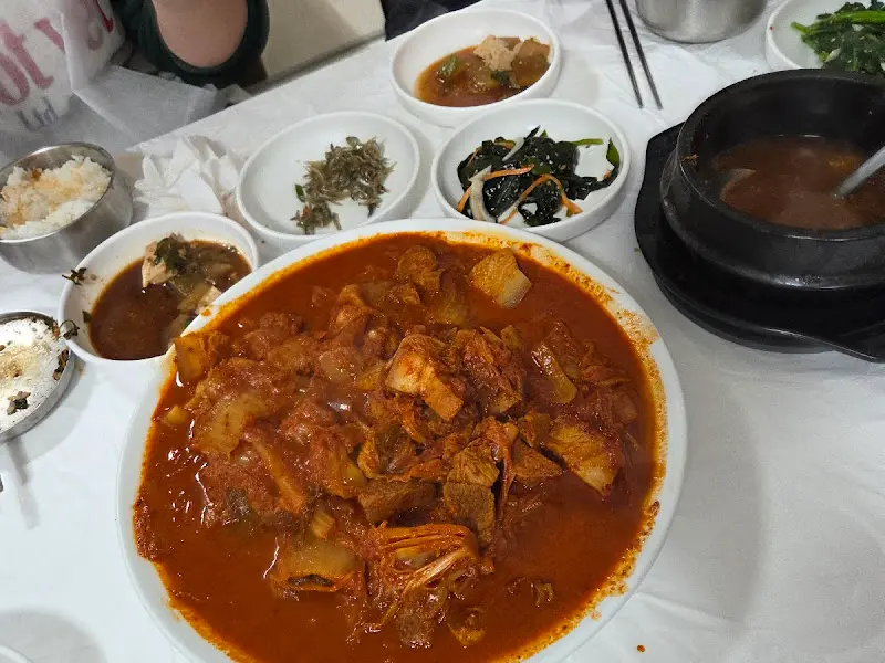 두루치기와 함께 차려진 푸짐한 한 상
