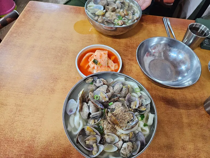 함께 식사하는 모습