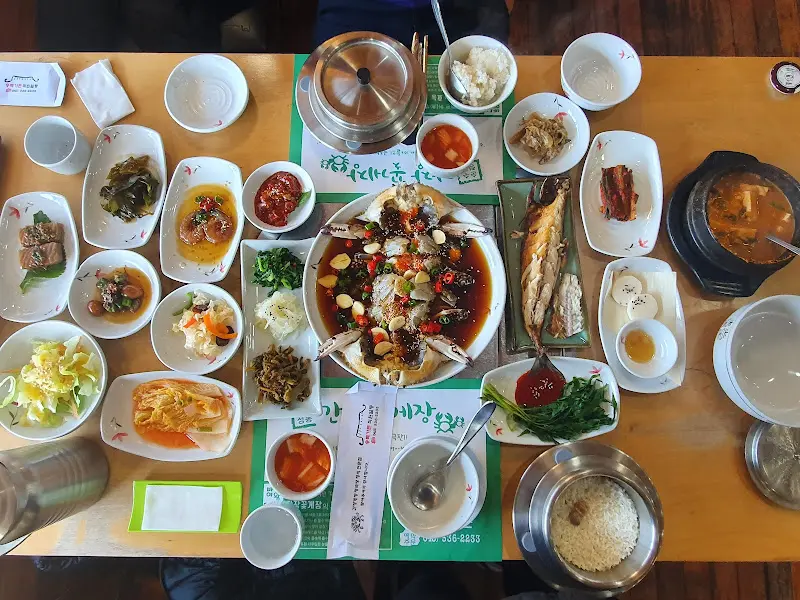 테이블 가득 차려진 정갈한 한 상 차림