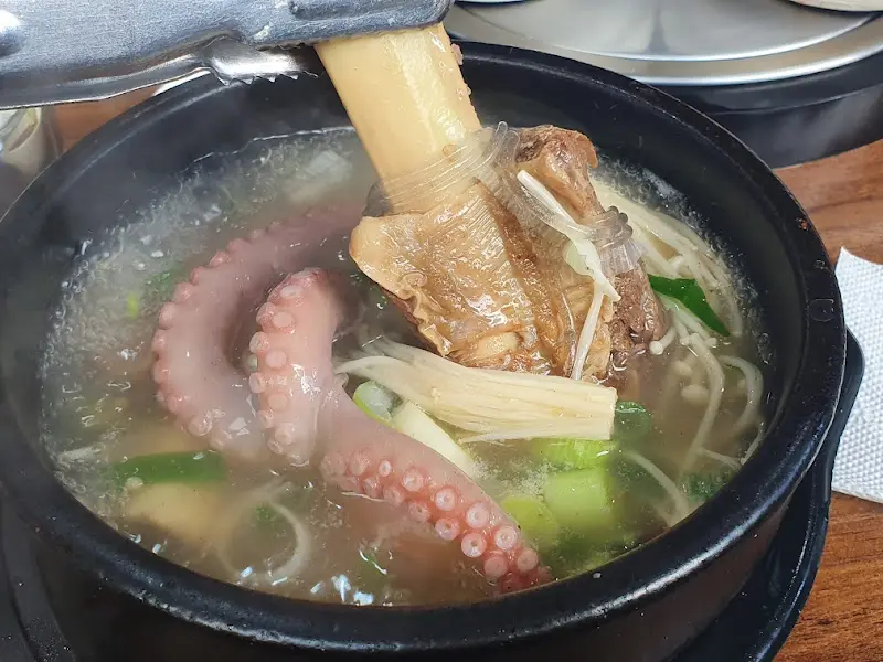 집게로 들어올린 갈비와 낙지