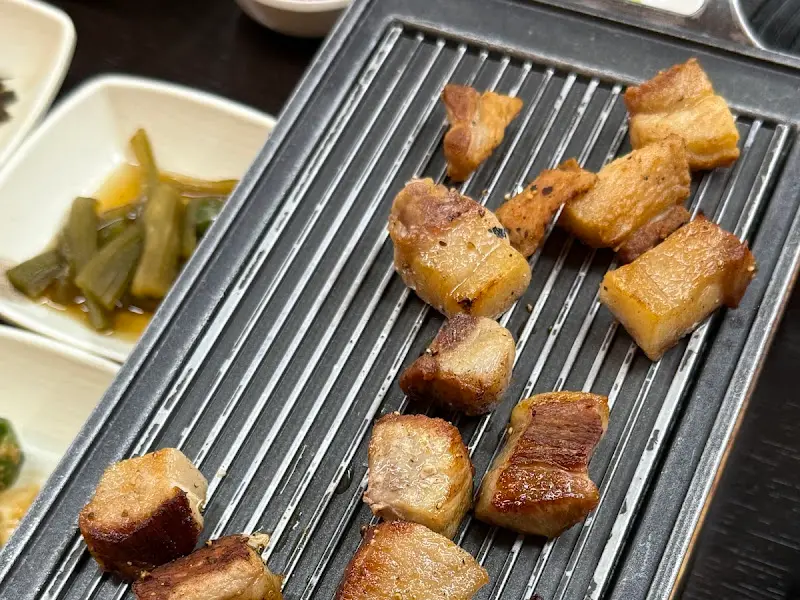 작은 불판 위에서 익어가는 깍둑 가브리살