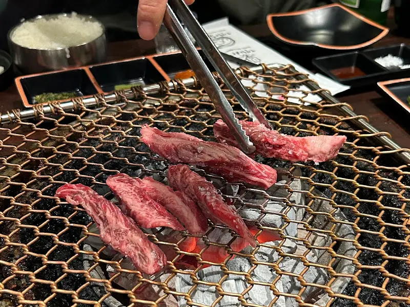 숯불 위에서 익어가는 양념갈비