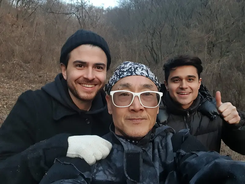 식당 주인으로 보이는 환한 미소의 남자 사진