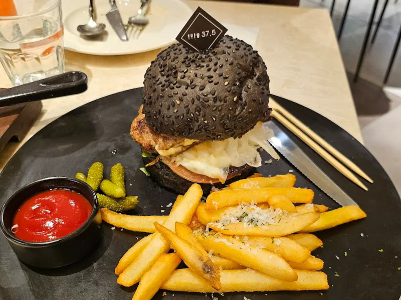 37.5 시그니처의 고메 블랙 치즈 버거 디테일