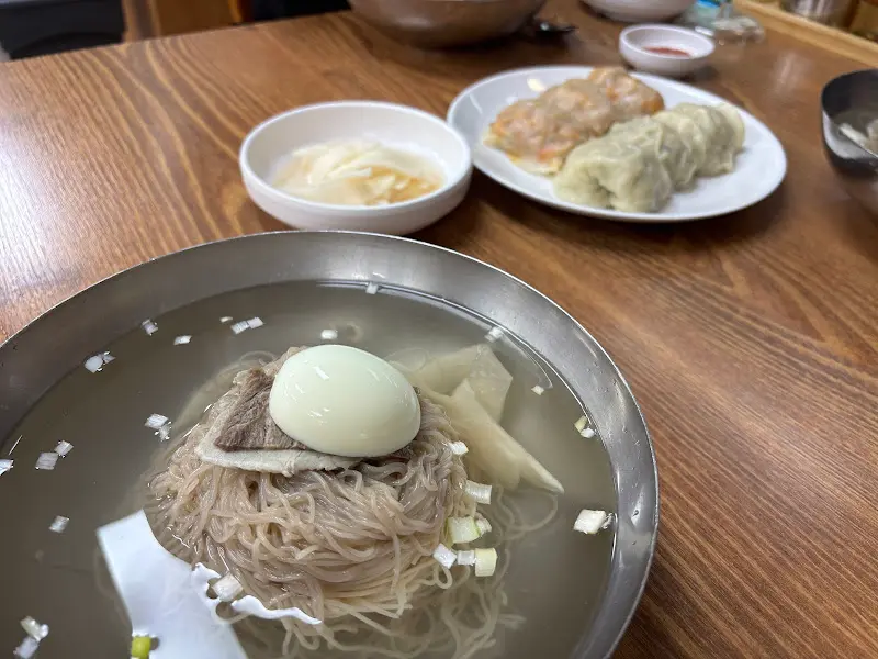평양냉면과 함께 곁들여 먹기 좋은 만두