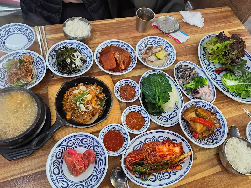 한 상 가득 차려진 쌈밥 정식