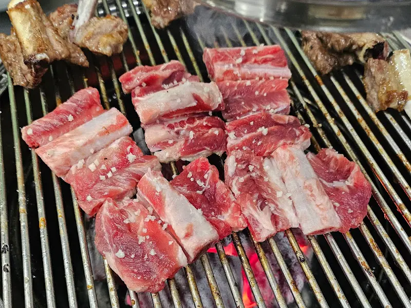 숯불 위에 올려진 갈비 소금구이
