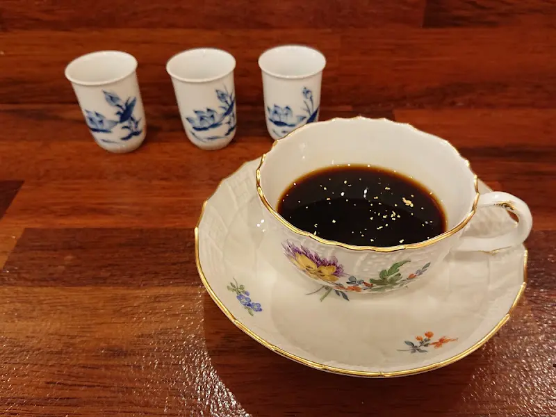 앙증맞은 크기의 도자기 찻잔들