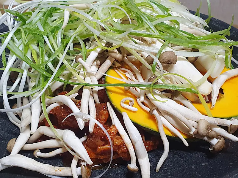 오리 불고기의 신선한 재료들