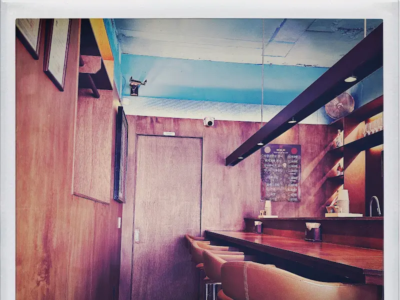 밤에는 술을 즐길 수 있는 분위기로 변신하는 신다이